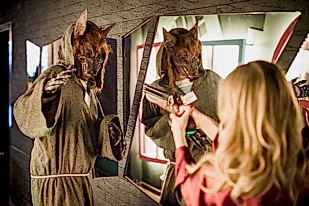 Ужасный зверь Девушка даёт отпор оборотню