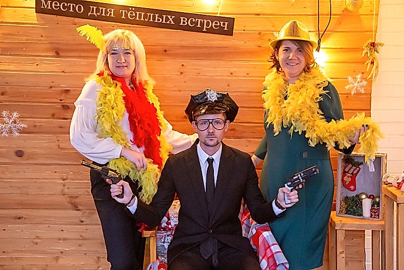 Новогоднее украшение зала для корпоратива в Алматы