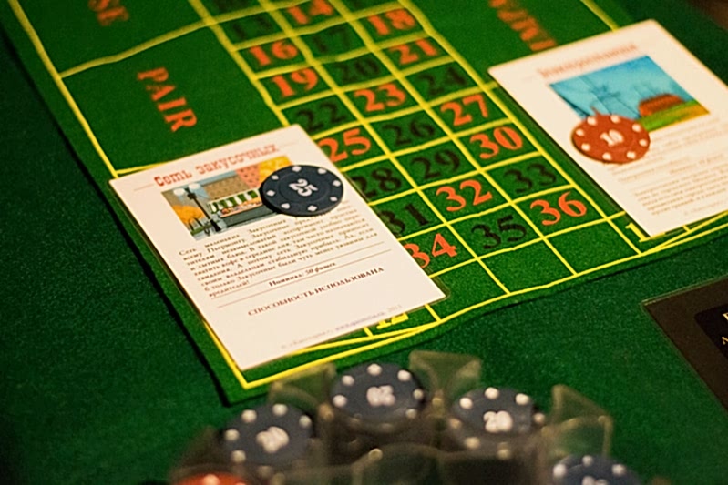 Ведущий развлекает гостей на корпоративе в Алматы