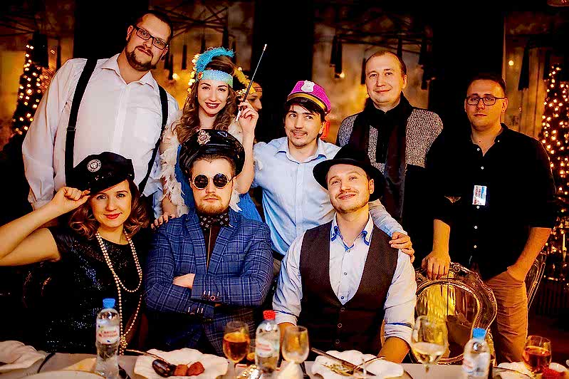 Команда компании празднует Новый год в ресторане Алматы